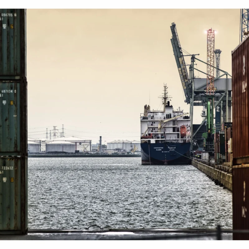 Logistieke operatie van Alpha Group met transport en distributie van goederen in een internationale supply chain omgeving.