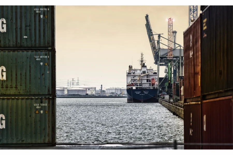 Logistieke operatie van Alpha Group met transport en distributie van goederen in een internationale supply chain omgeving.