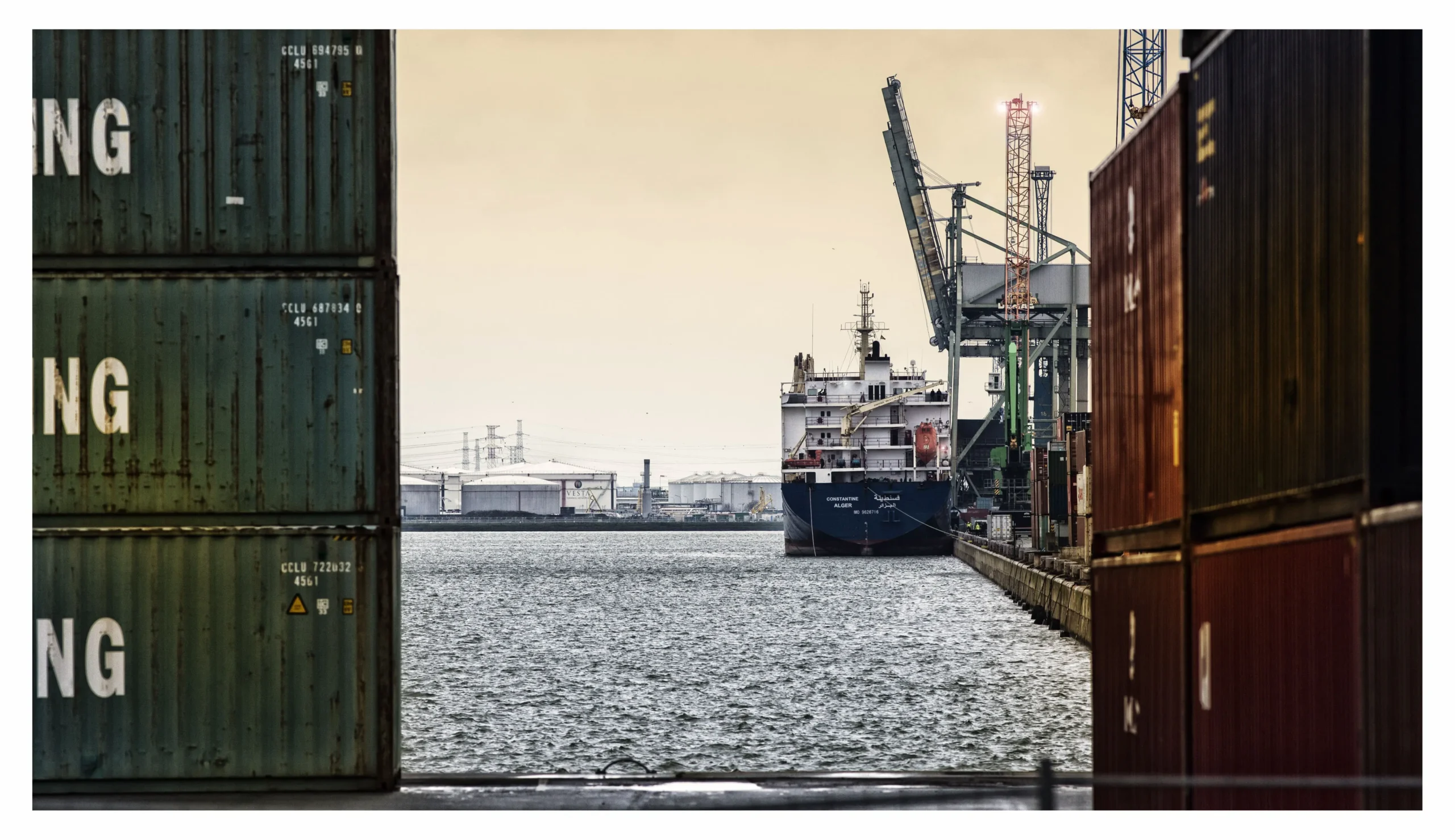 Logistieke operatie van Alpha Group met transport en distributie van goederen in een internationale supply chain omgeving.